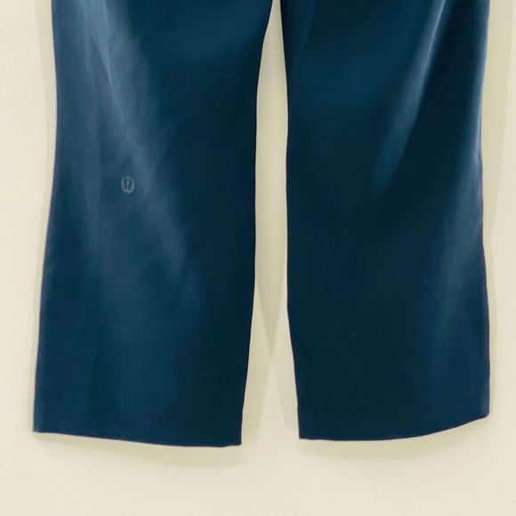 Lululemon On the Fly Crop 23" True Navy Pants Size 2 Straight leg Easy Lycra - Picture 12 of 16